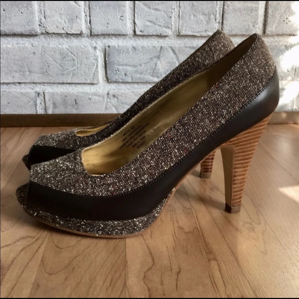 BANANA REPUBLIC TWEED/LEATHER PUMPS - Picture 2 of 7